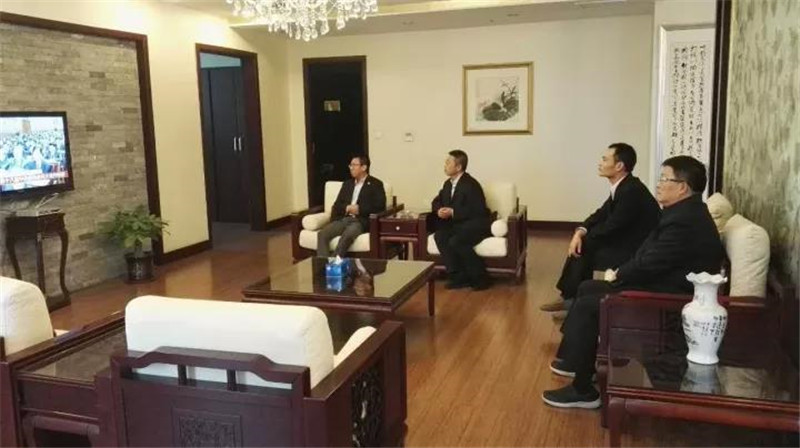 【学习贯彻十九大精神系列报道之一】铂莱国际集团党委组织收看十九大开幕式